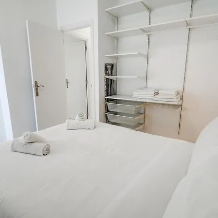 아파트 With Pool Near By Hello Homes