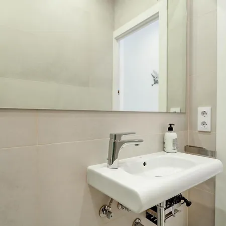 아파트 With Pool Near By Hello Homes 시체스