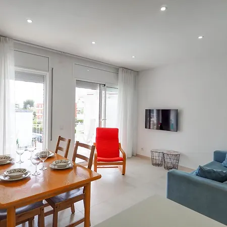아파트 With Pool Near By Hello Homes 시체스